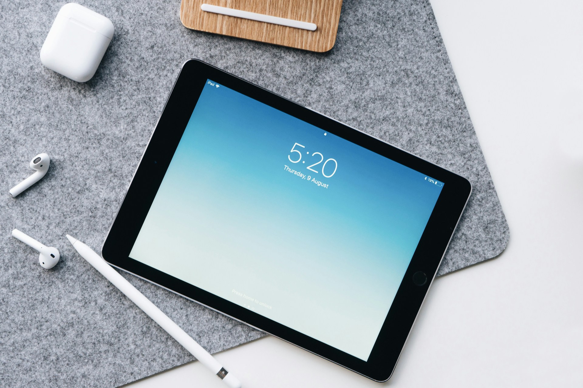 Felt&Cork Desk Mat – a gentler surface for clearer workdays